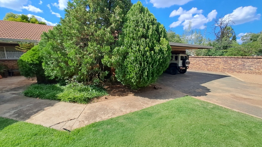 5 Bedroom Property for Sale in Fichardt Park Free State